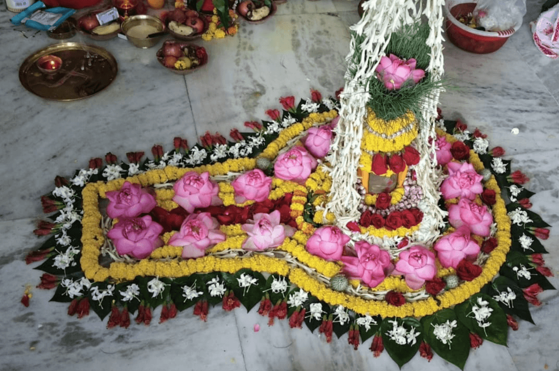 कमल एवं पुष्पों से सुसज्जित शिवलिंग का श्रृंगार