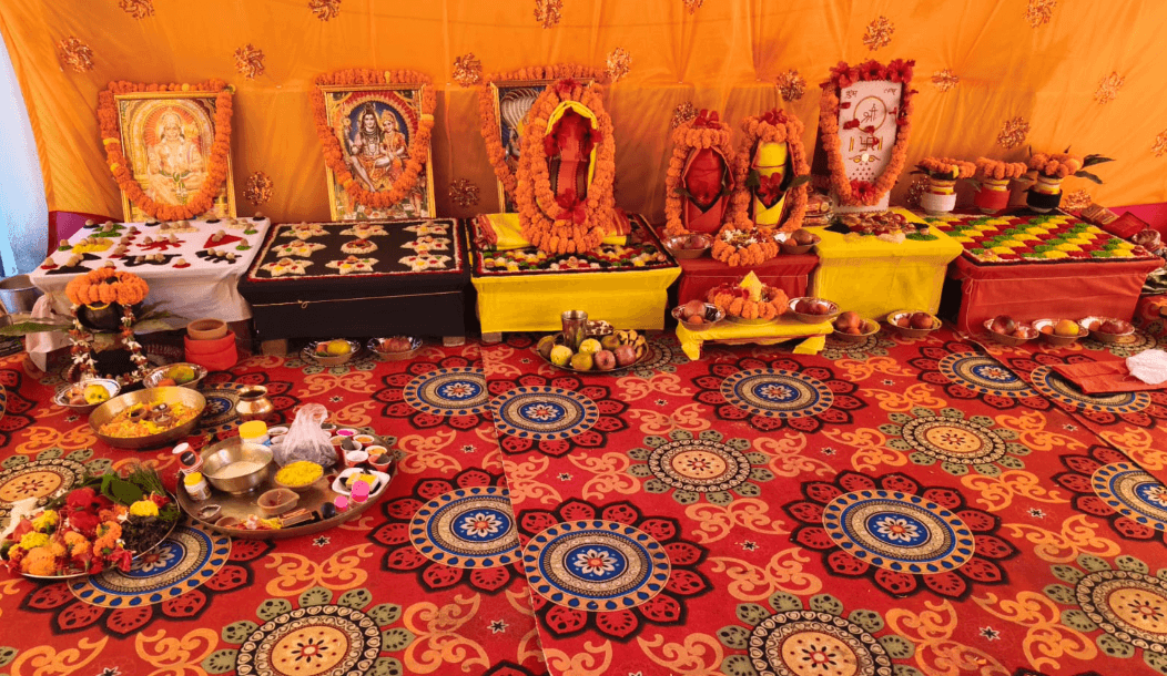 देवी-देवताओं की चित्र सहित भव्य पूजा एवं अनुष्ठान