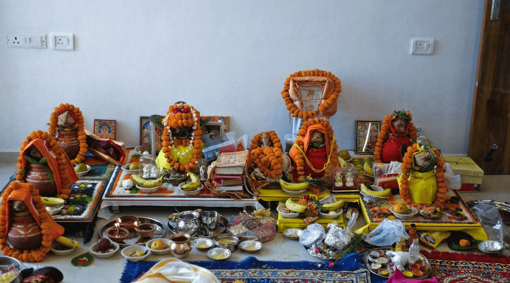 कलश एवं पुष्प मालाओं सहित नवग्रह पूजन