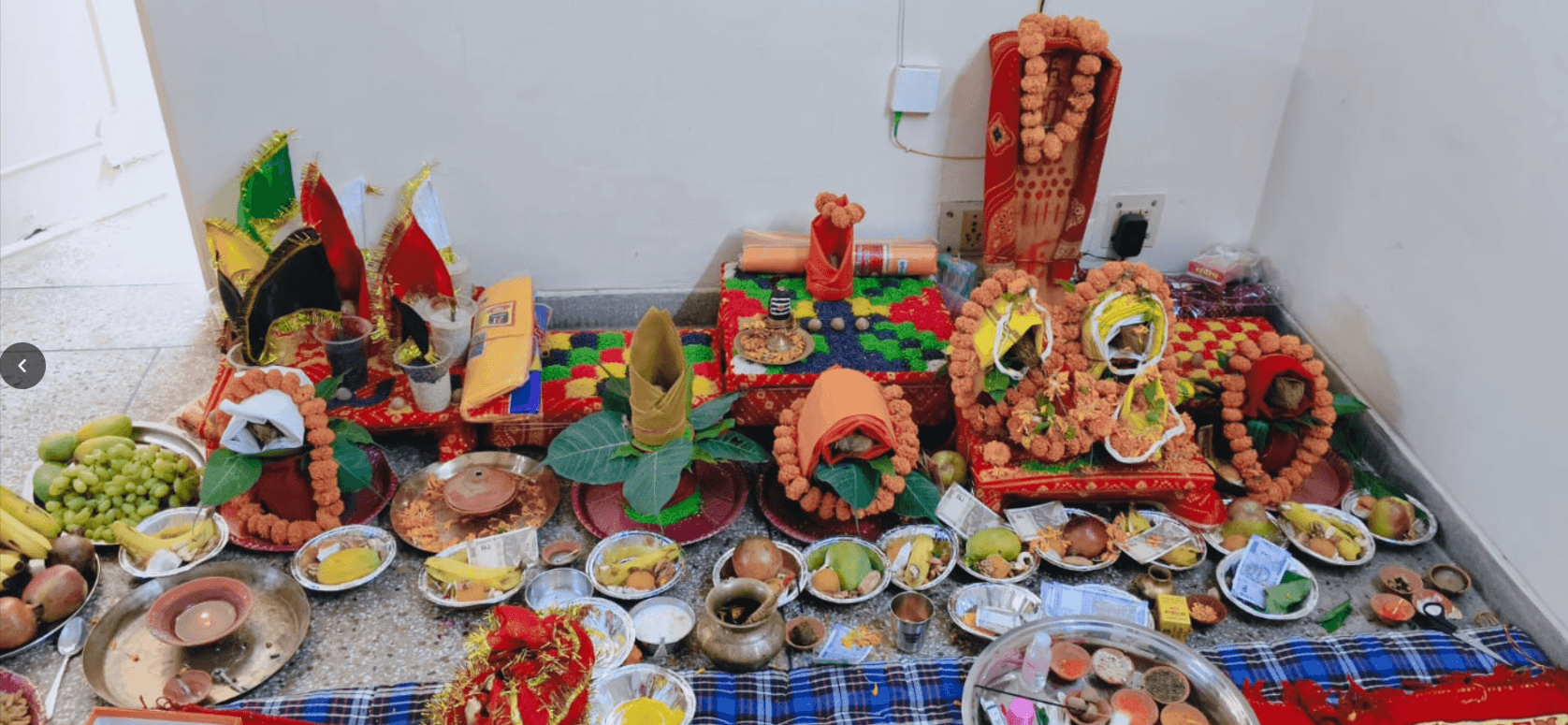 रुद्राक्ष एवं नारियल सहित पूजन सामग्री की सज्जा