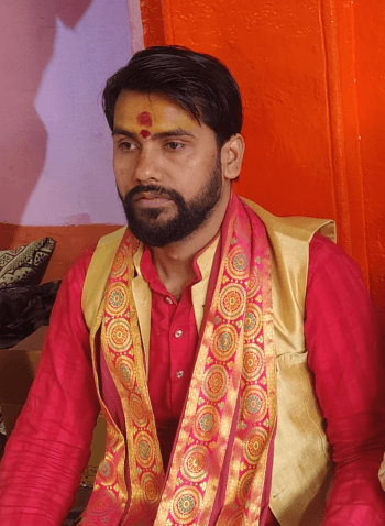 स्वर्ण दुपट्टा धारण किए शास्त्री हिमांशु त्रिपाठी जी