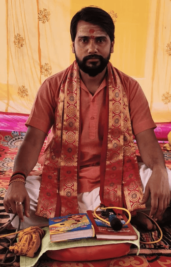 पूजा स्थल पर आसन ग्रहण किए शास्त्री जी