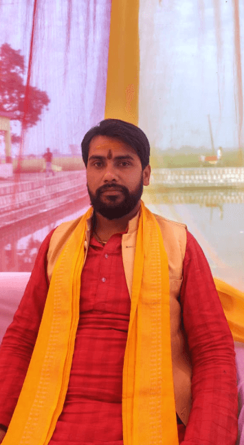 पीत दुपट्टा धारण किए शास्त्री हिमांशु त्रिपाठी जी