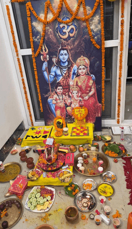 शिव परिवार के समक्ष संपन्न पूजा-अर्चना